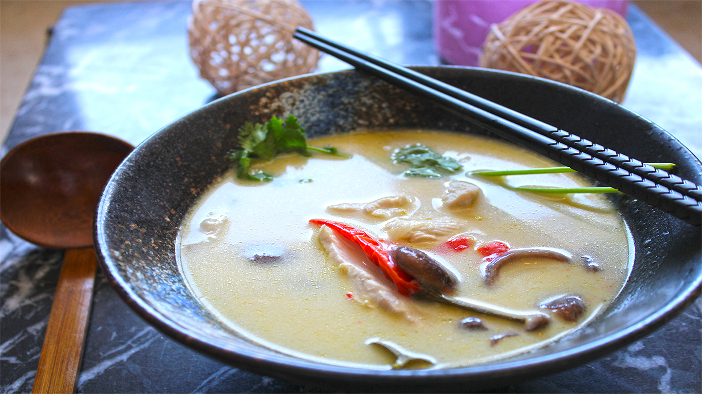 sopa tailandesa de coco tom khai gai
